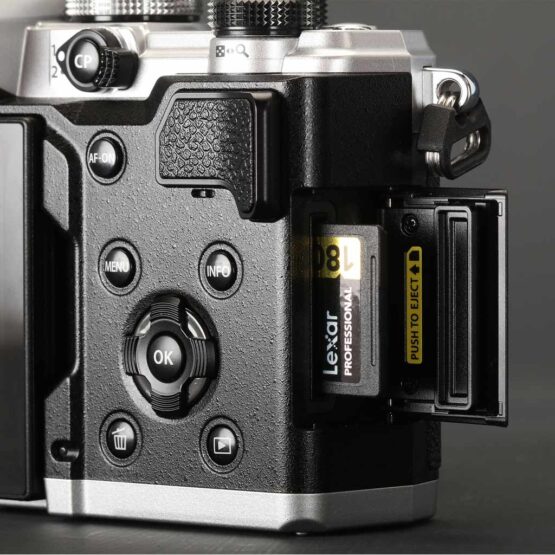 OM System OM-3 corpo + SD 64gb + borsa - garanzia POLYPHOTO Italia - immagine 13